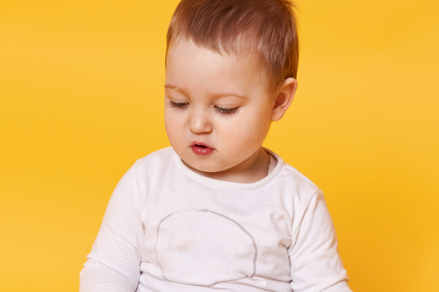 Bébé avec un livre