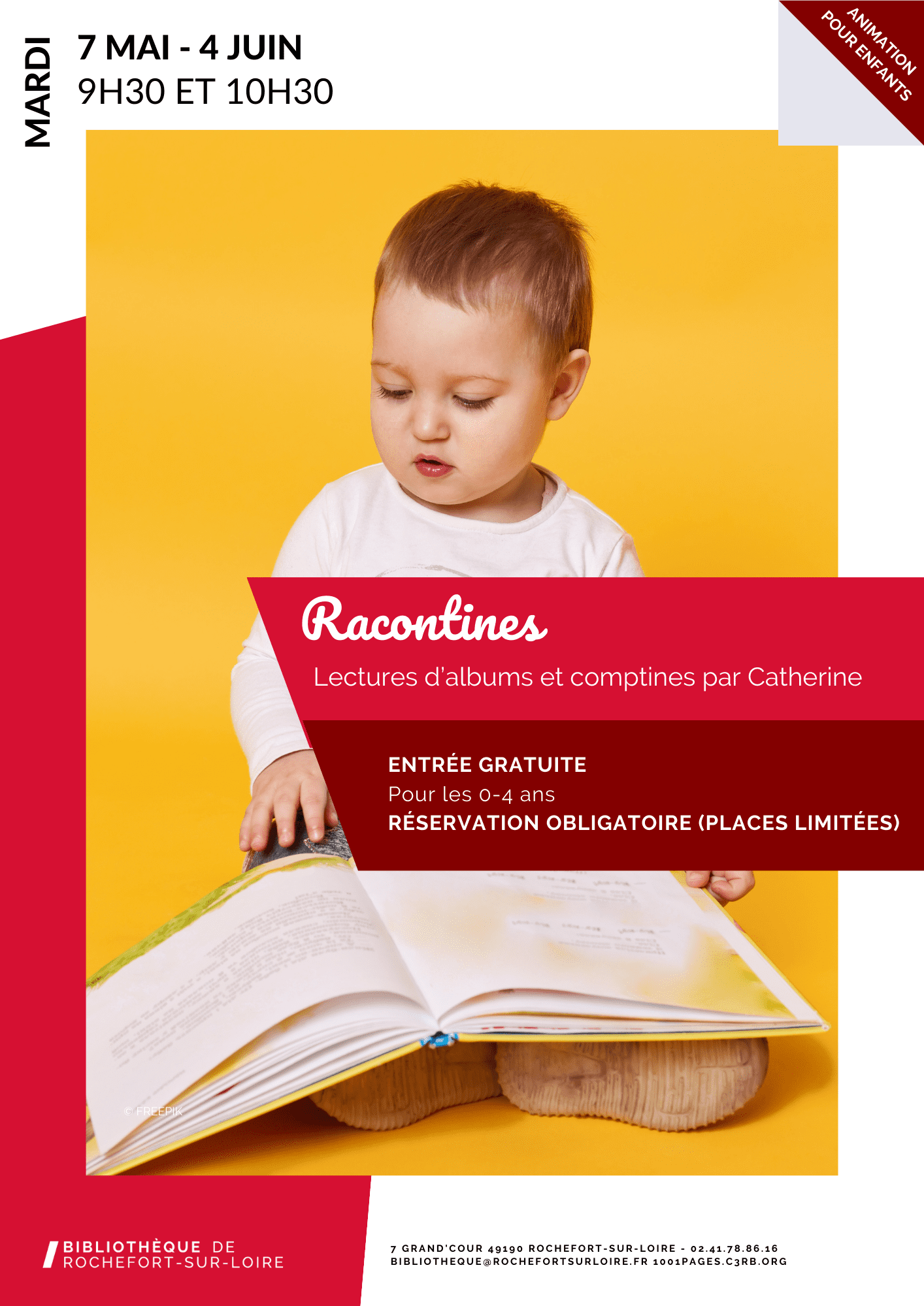 Bébé avec un livre