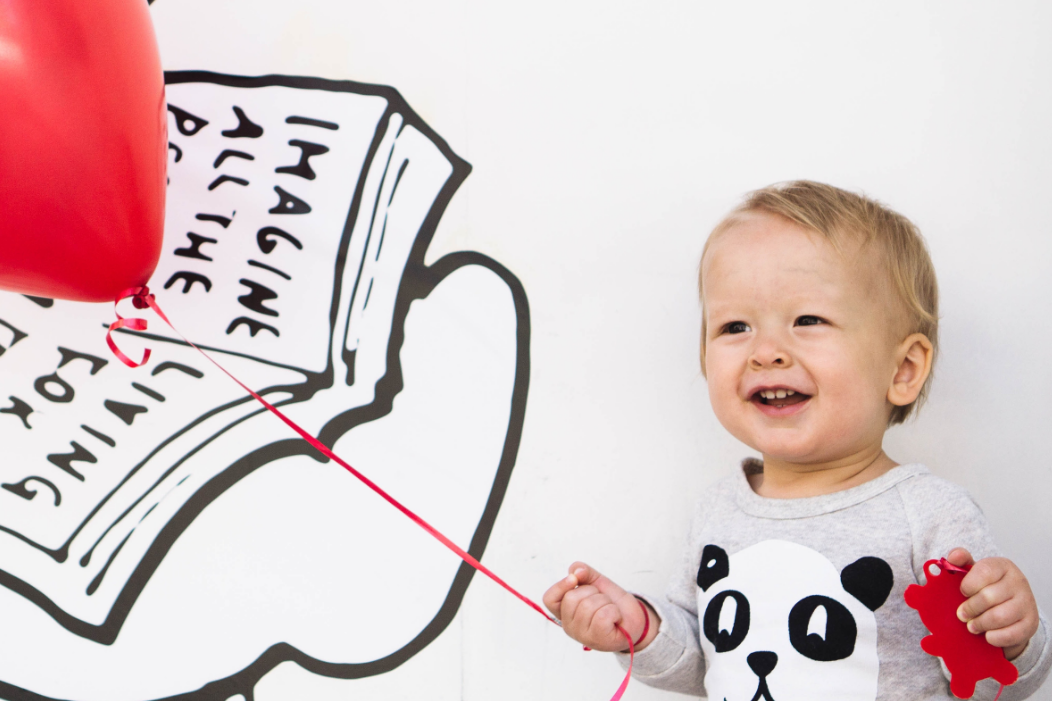 Bébé avec un ballon et un livre