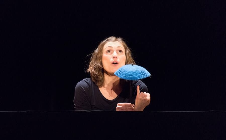 Comédienne tenant un parapluie bleu