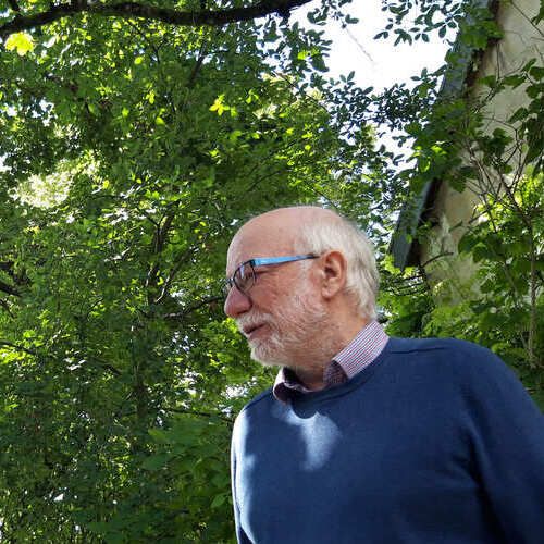 Christian Sapin dans un jardin